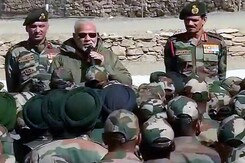 पीएम मोदी ने हिमाचल में जवानों संग मनाई दिवाली पीएम मोदी ने हिमाचल में जवानों संग मनाई दिवाली