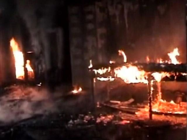 Video : कश्मीर में एक और स्कूल जलकर राख, हिंसा में अब 25 स्कूल जलाए गए