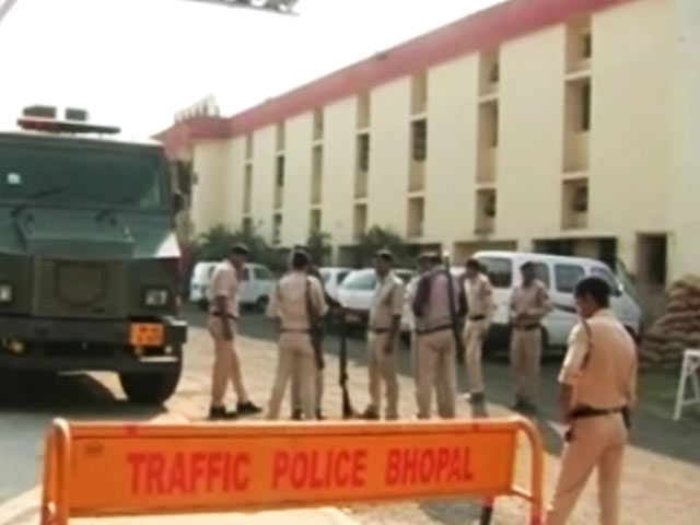 प्राइम टाइम इंट्रो : क्या क़ैदियों का सरेंडर कराया जा सकता था?