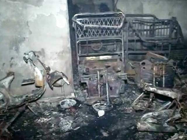 Video : शाहदरा में मकान की पार्किंग में लगी आग, तीन की मौत
