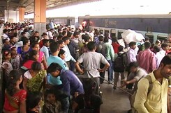 छठ के लिए 207 स्पेशल ट्रेनें, फिर भी मार छठ के लिए 207 स्पेशल ट्रेनें, फिर भी मार