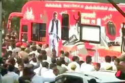 Akhilesh Yadav's Mercedes 'Rath' Breaks Down 1 Km After Launch Akhilesh Yadav's Mercedes 'Rath' Breaks Down 1 Km After Launch
