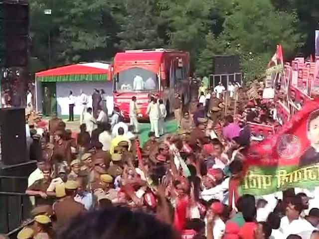 Video : अखिलेश की 'रथयात्रा' से पहले आपस में भिड़े सपा कार्यकर्ता