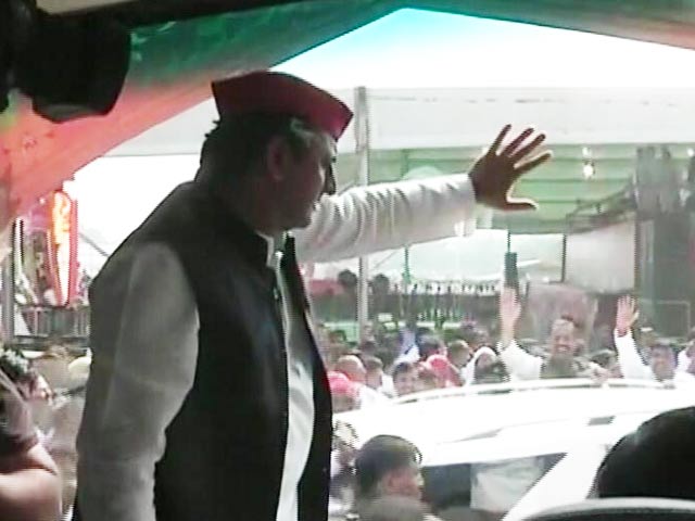 यूपी में चल पड़ी अखिलेश की रथ यात्रा