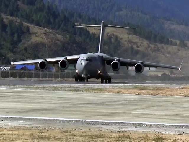 Videos : चीन की सीमा के पास भारत ने उतारा C-17 ग्लोबमास्टर विमान