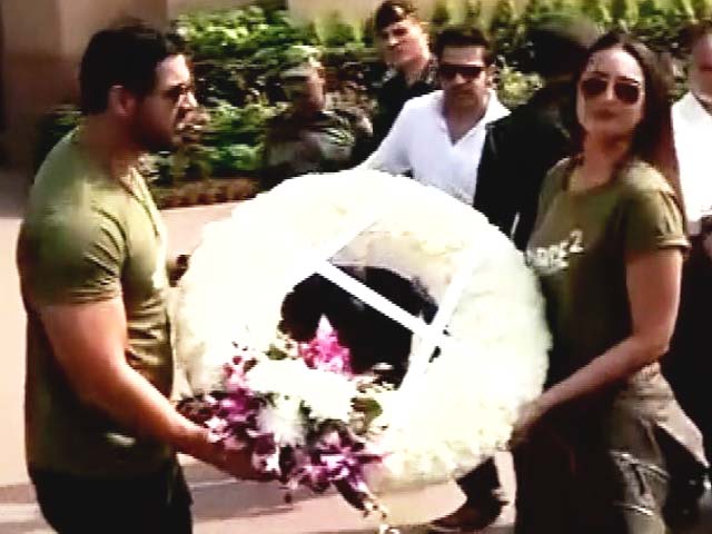 दिल्‍ली में अमर जवान ज्‍योति पर पहुंचे जॉन और सोनाक्षी, शहीदों को दी श्रद्धांजलि