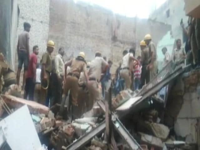 Videos : दिल्ली के आज़ाद मार्केट में चार मंज़िला इमारत गिरी