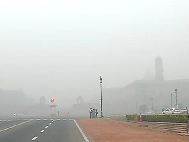 दिल्ली में बेहद खतरनाक हुआ प्रदूषण में रहना, सड़क पर विजिबिलिटी 50 मीटर से भी कम