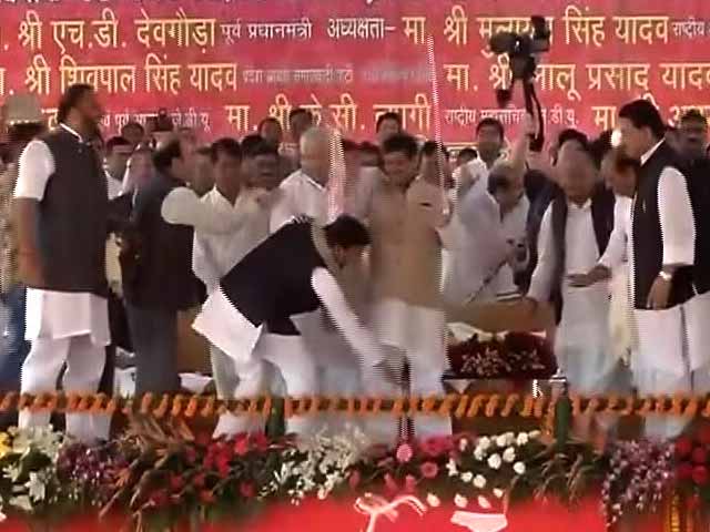Video : At Samajwadi Party's Mega Event, Akhilesh Touches Uncle Shivpal's Feet