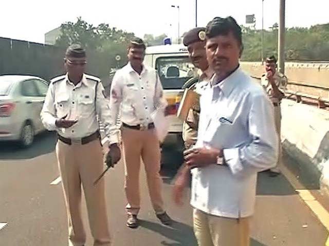 Videos : मुंबई फ्री वे पर टैक्सी पलटने से छह लोगों की मौत