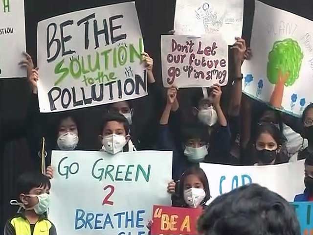 Videos : दिल्ली : प्रदूषण के खिलाफ स्कूली बच्चों का प्रदर्शन