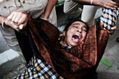 इंडिया 9 बजे : लापता JNU छात्र की मां को पुलिस ने घसीटा इंडिया 9 बजे : लापता JNU छात्र की मां को पुलिस ने घसीटा