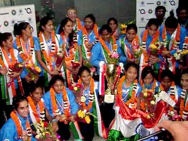 एशियन चैंपियंस : घर लौटने पर महिला हॉकी टीम का जोरदार स्वागत