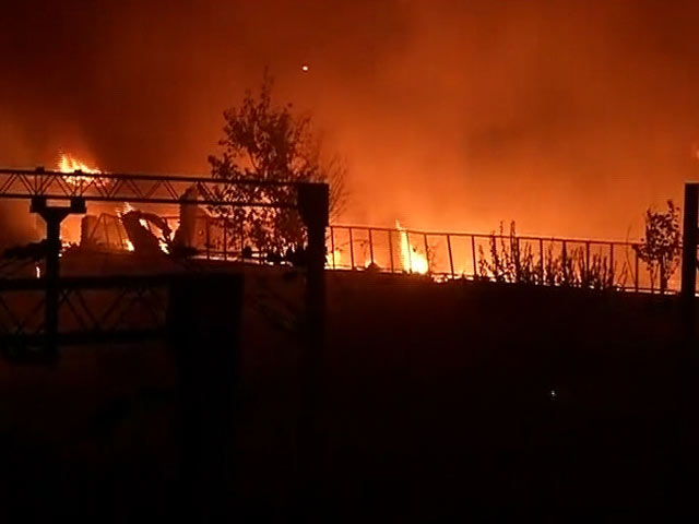 दिल्ली के सदर बाजार में भीषण आग, 300 झुग्गियां खाक