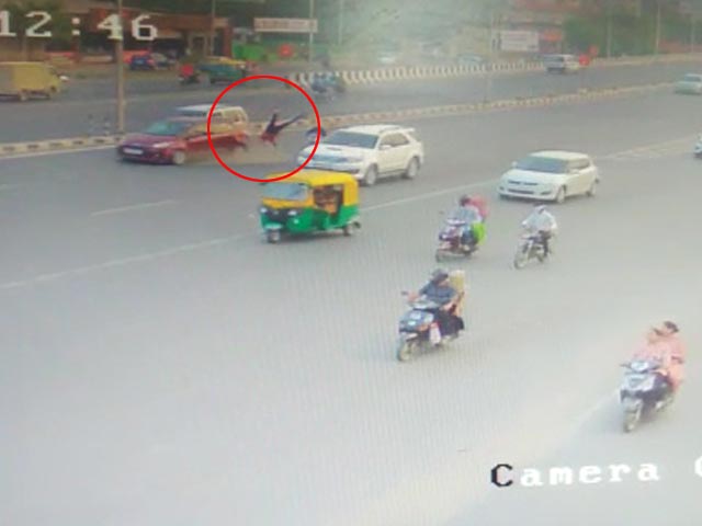 कैमरे में कैद : महिला, नवासी को उड़ाया तेज़ रफ्तार कार ने