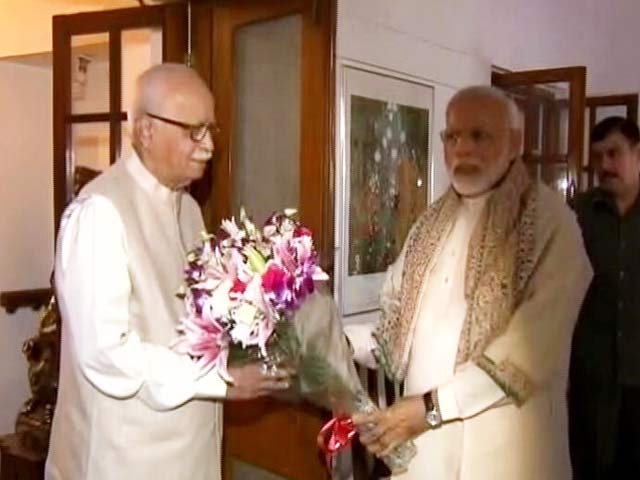 आडवाणी का जन्मदिन, पीएम मोद पहुंचे बधाई देने