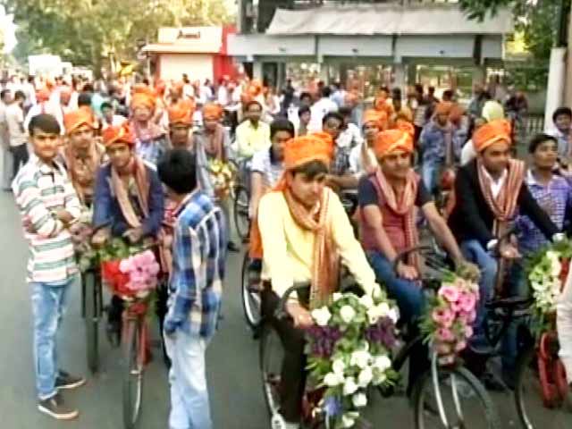Videos : गुजरात : जब 251 दूल्हे साइकिल से शादी के लिए पहुंचे