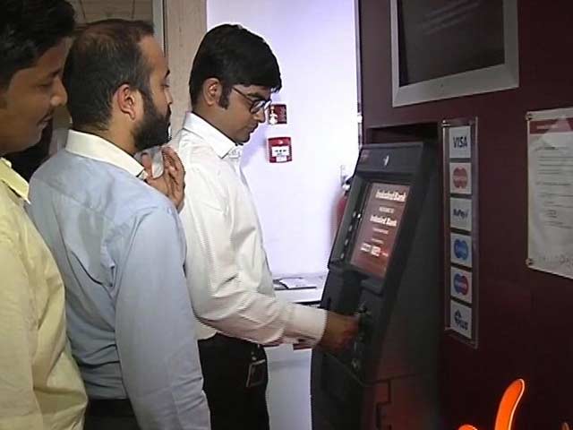 एटीएम से 100 रुपये के नोट निकालने की होड़, लोगों की लंबी कतारें देखी गईं