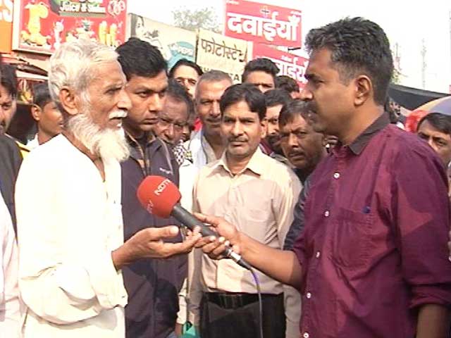 एम्स के बाहर दवा दुकानदार भी नहीं ले रहे 500, 1000 के नोट