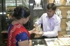 नोट बंदी से सोना चमका, 10 ग्राम हुआ 31 हजार 600 का नोट बंदी से सोना चमका, 10 ग्राम हुआ 31 हजार 600 का