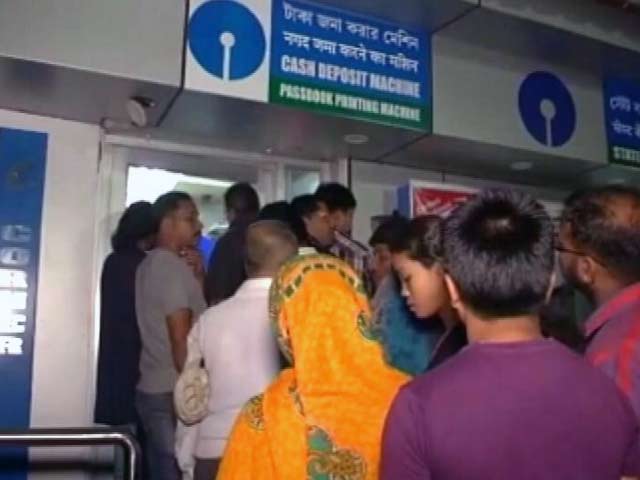 इंडिया 7 बजे : सौ-सौ के नोटों के लिए मारामारी