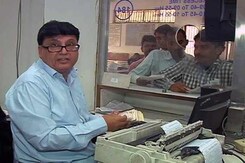 बंद हुए नोट खपाने की जुगत, ट्रेन के फर्स्ट क्लास के टिकट खूब बिके बंद हुए नोट खपाने की जुगत, ट्रेन के फर्स्ट क्लास के टिकट खूब बिके