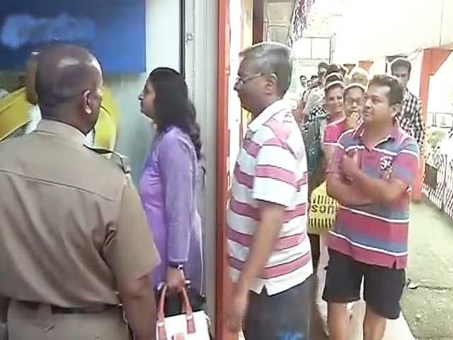 लोगों को 500 और 1000 रुपये के नोट बदलने में आ रही हैं कई दिक्कतें