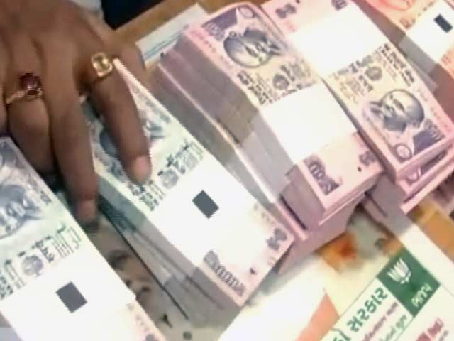 नोटबंदी के बीच नोटों की कालाबाज़ारी, 500 के नोट के बदले मिल रहे 250 रुपये