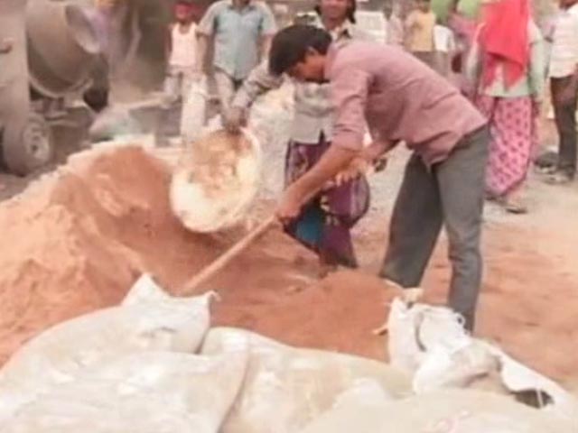 Rs 500, 1000 Banned: With No Bank Account, No ID Proof, Labourers In Pain