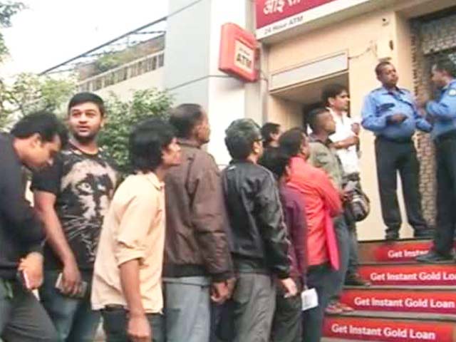 एटीएम से मिलने लगे 500 और 2000 के नए नोट, जुटी भीड़