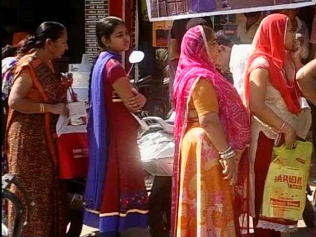 अहमदाबाद : पति काम पर और पत्नियां ATM की लाइन में लगीं