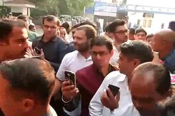 नोटबंदी के बाद चालू हुए एटीएम, राहुल गांधी भी SBI ब्रांच पहुंचे नोटबंदी के बाद चालू हुए एटीएम, राहुल गांधी भी SBI ब्रांच पहुंचे