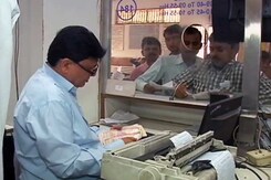 8-9 नवंबर को फर्स्ट क्लास रेलवे टिकटों की बिक्री में 1300 फीसदी का हुआ इजाफा 8-9 नवंबर को फर्स्ट क्लास रेलवे टिकटों की बिक्री में 1300 फीसदी का हुआ इजाफा