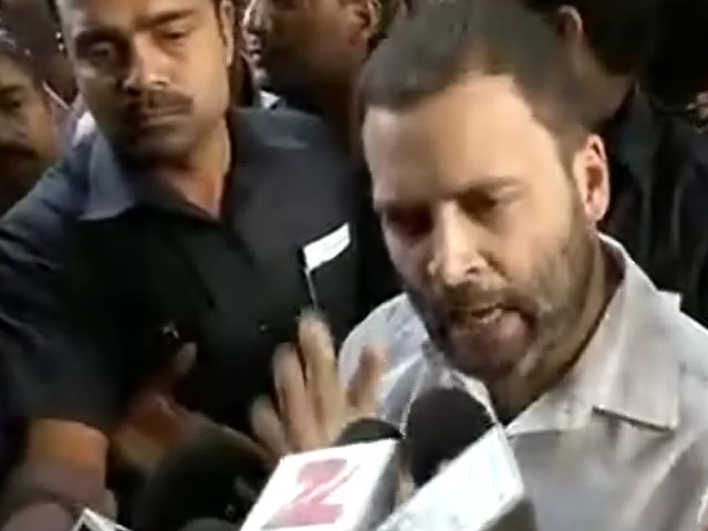 बड़ी खबर : नोट बदलवाने राहुल गांधी भी पहुंचे बैंक