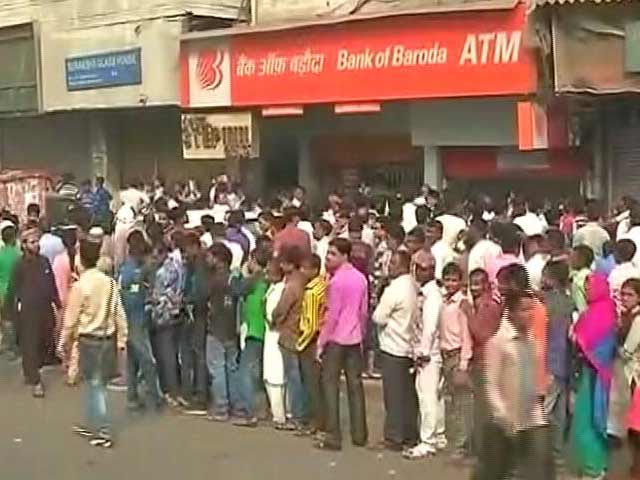 फिर एटीएम के बाहर लंबी कतारें, कई जगहों पर एटीएम आज भी बंद