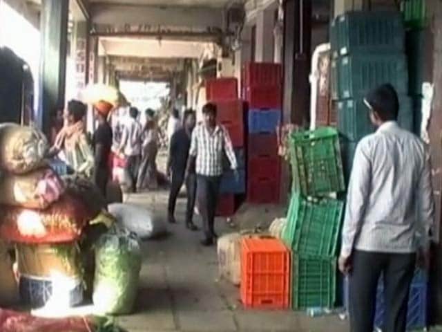 Videos : नवी मुंबई : नोटबंदी से मंडी में भारी मात्रा में सब्जियां खराब, लाखों रुपये का नुकसान