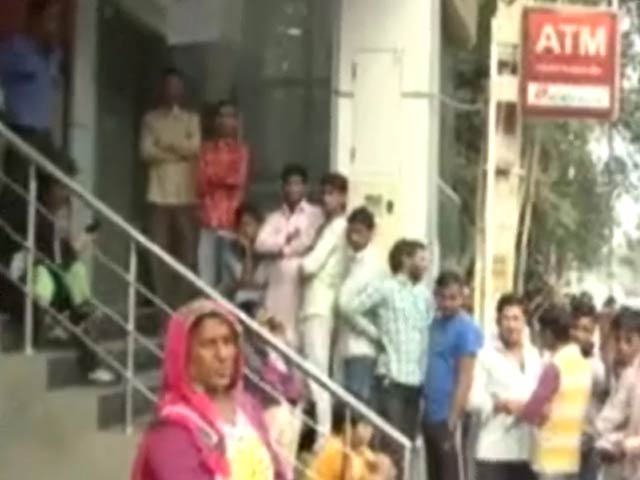 पुराने नोट बदलने की मुहिम : सुबह-सुबह से लाइनें लगी