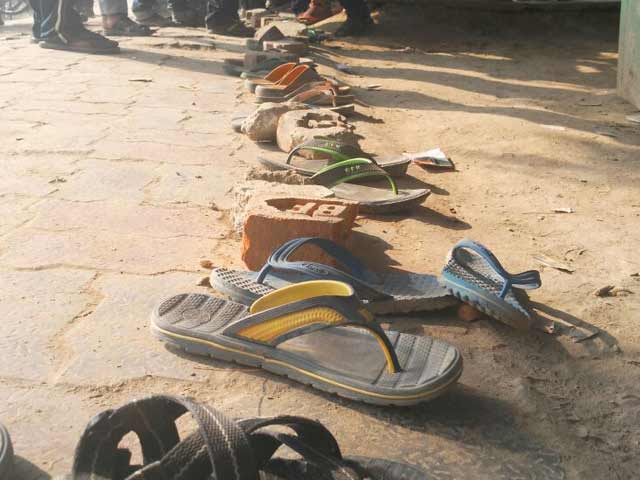 क्या चप्पल भी बदल सकती है 500-1000 रुपये के नोट? जयापुर गांव में चप्पलों से लगी है लाइन