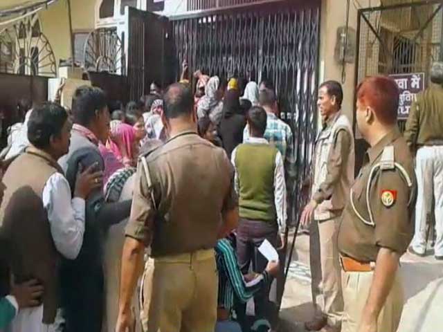 Videos : यूपी के संभल में भीड़ ने तोड़ा बैंक का ताला, पुलिस लाठीचार्ज में छह घायल