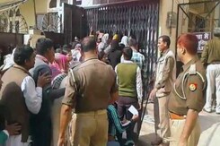 यूपी के संभल में भीड़ ने तोड़ा बैंक का ताला, पुलिस लाठीचार्ज में छह घायल यूपी के संभल में भीड़ ने तोड़ा बैंक का ताला, पुलिस लाठीचार्ज में छह घायल