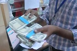 इंडिया 9 बजे : एटीएम से अब 2500 रुपये मिलेंगे, बैंक से 4500 रुपये बदलवा सकते हैं इंडिया 9 बजे : एटीएम से अब 2500 रुपये मिलेंगे, बैंक से 4500 रुपये बदलवा सकते हैं