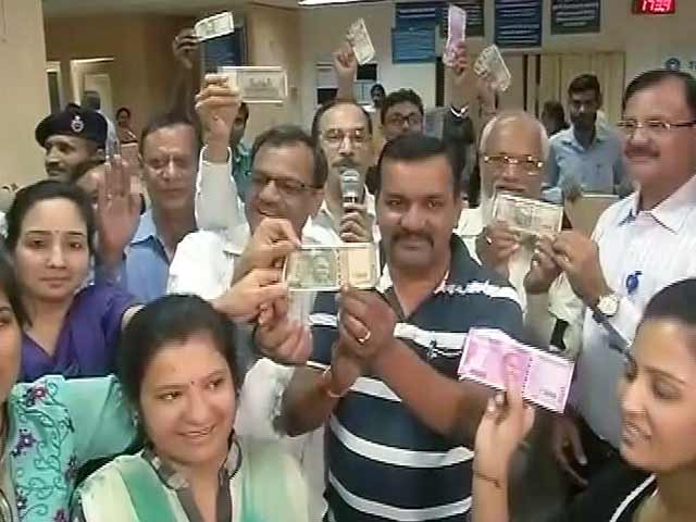 नए नोट की चाहत और कइयों के लिए पुराना नोट बना आफत