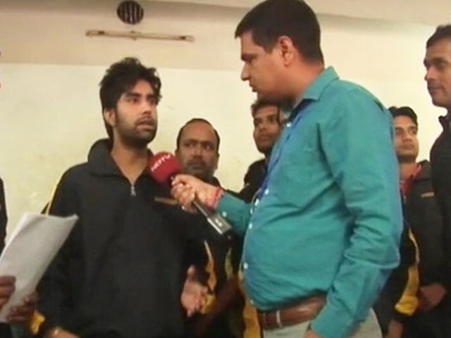 कैश को एटीएम तक पहुंचाने के लिए दिन-रात काम कर रहे हैं ये कर्मचारी