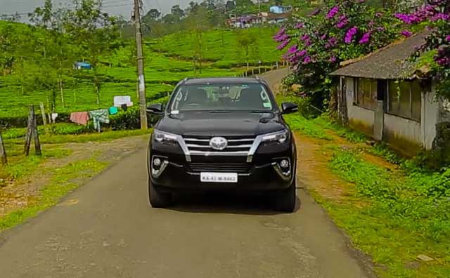 Fortuner Gadi Ke Wallpaper