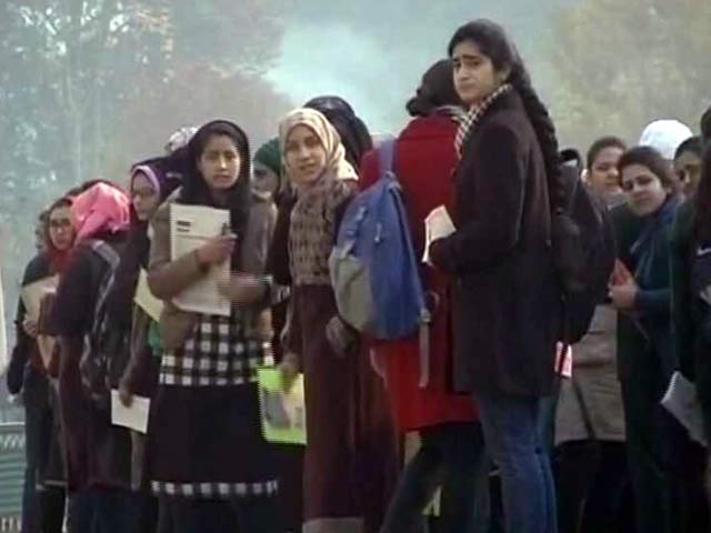 Videos : जम्‍मू-कश्‍मीर : भारी सुरक्षा इंतजाम के बीच बोर्ड एक्‍जाम शुरू, बीजेपी-पीडीपी सरकार की भी परीक्षा