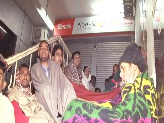 पूरी रात रजाई-कंबल लेकर बैंकों के बाहर पड़े रहे लोग