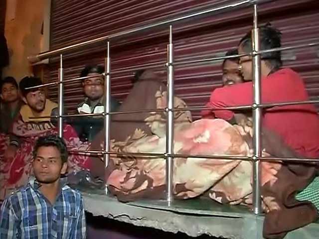 Night Outside The Bank, Inconvenience Only For Short Time, Many Hope