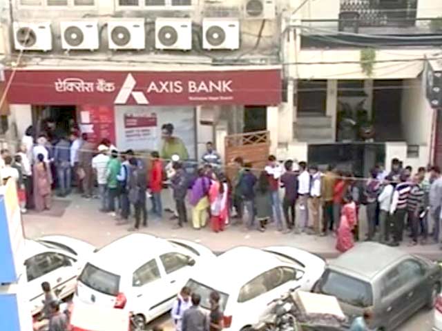 एटीएम और बैंकों के बाहर लंबी लाइनें