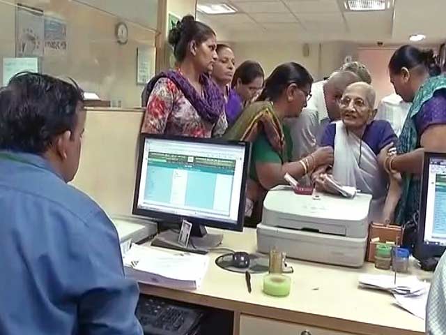 Video : पीएम मोदी की मां हीरा बेन भी पहुंचीं बैंक