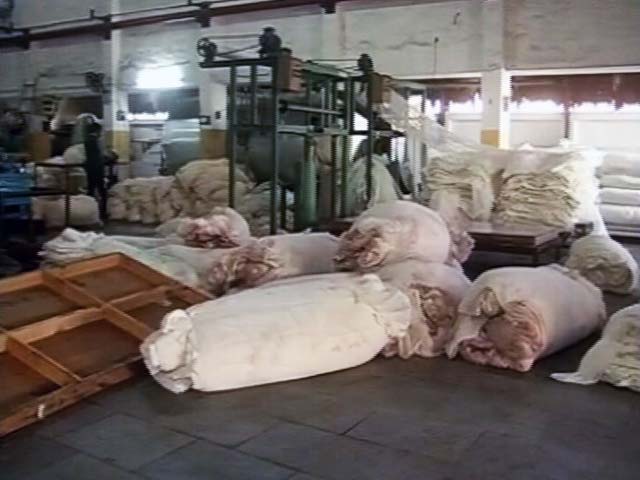 सूरत : कैश की कमी से कपड़ा मिलों का काम ठप